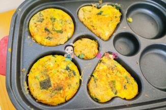 凝固后翻面 煎熟煎透即可