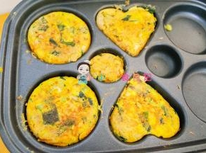 凝固后翻面 煎熟煎透即可