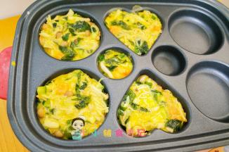 锅里放一点油，小火煎至金黄