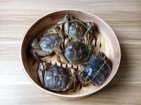 用橡皮筋或者绳子把毛蟹捆一下，防止在蒸熟时影响美观。