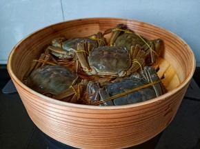 将蒸笼置于锅炉上。