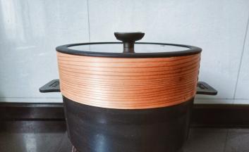 开火蒸15-20分钟。螃蟹下锅水开后开始计算时间蒸15分钟，如螃蟹重量达5两及以上的则要蒸20分钟。