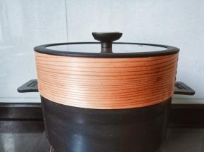 开火蒸15-20分钟。螃蟹下锅水开后开始计算时间蒸15分钟，如螃蟹重量达5两及以上的则要蒸20分钟。