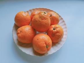 新鲜的橘子加一点盐把表面搓一下《橘子皮就可以放冰箱吸收异味，一举两得》