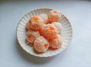 橘子剥皮。