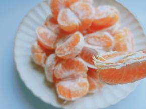 撕去橘子的筋膜。