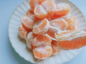 撕去橘子的筋膜。