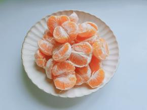 把橘子对半分开。