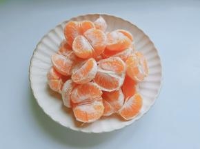 把橘子对半分开。