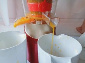 开启开关就可以了。天然的纯果汁是不是看着就想来一杯。