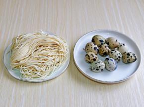 准备食材，面条没有给出准确的量，可以适当多备一些。