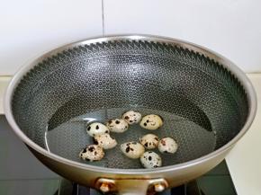 首先将鹌鹑蛋洗干净，冷水下锅，烧开后转中火煮6分钟，关火焖1分钟再打开。