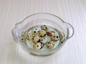 捞出过冷水，再泡5分钟，这样好剥皮而且蛋比较完整。(这点很重要）