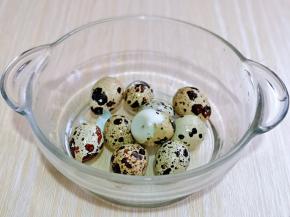 将器具中的水倒掉，盖上盖子，两手捏紧两侧的耳朵，用力上下摇动，鹌鹑蛋的皮全部裂开，轻轻一拉就下来啦！