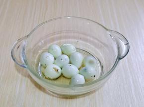 去皮的鹌鹑蛋，用冷水冲洗干净。