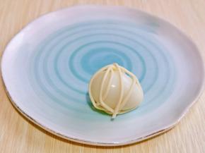 取一枚鹌鹑蛋，一根面条缠在鹌鹑蛋上。