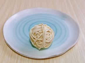 一圈一圈的缠到鹌鹑蛋全部被面条包裹上即可，每根面条的尾部，用另一根面条的头部压紧，大概缠了4-5根面条，不要缠太多，但是也不能缠的太少，收口沾水粘紧。