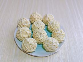 依次缠好，量可以根据需求增加，如果觉得面条太干不是特别好缠的话，可以往面条上喷点水，但是不要喷太多。