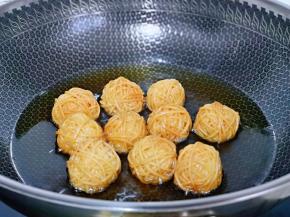 小火炸至金黄即可，一定要小火慢炸，而且要炸透，这样才会好吃。