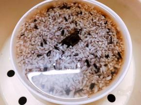 最后一层也铺上糯米后加入清水，水量高过糯米一点点就可以，隔水蒸1个小时左右