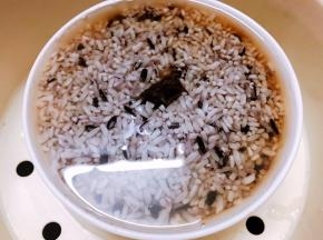 最后一层也铺上糯米后加入清水，水量高过糯米一点点就可以，隔水蒸1个小时左右