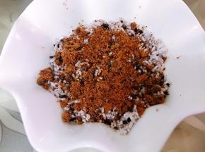 铺上一层红糖粉
