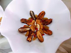 碗里抹一层猪油方便后面脱模，再摆上各种你喜欢的果干，我用了红枣，椰枣，枸杞，葡萄干，核桃等