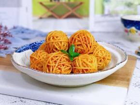 捞出放油纸上，控油。