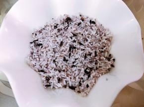再铺上一层浸泡好的糯米