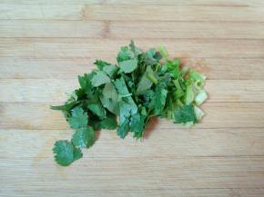 香菜洗干净切碎备用。