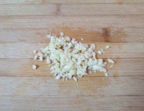 大蒜剁成蒜末。