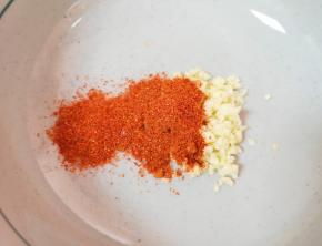 放在碗里，加入一勺辣椒粉。