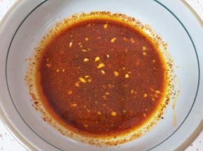 根据自己的口味放香醋、生抽、盐和鸡精，最后加入适量的凉开水，调好酸辣汁备用。