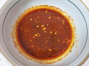根据自己的口味放香醋、生抽、盐和鸡精，最后加入适量的凉开水，调好酸辣汁备用。
