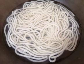 锅里放水，下入土豆粉煮熟。