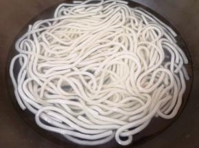 锅里放水，下入土豆粉煮熟。