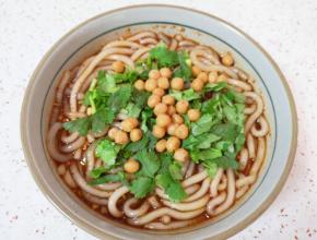 放香菜碎和豌豆。