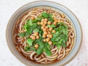 放香菜碎和豌豆。