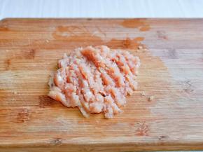 鸡胸肉洗干净，剁成肉糜。