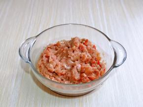 放入器具中，加入料酒，盐，生抽，十三香，拌均匀，肉馅里我还加了一点胡萝卜丝。