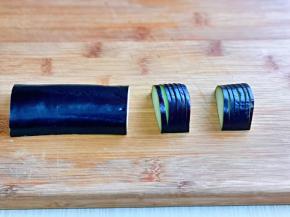 再切薄片，6片一段。重要的事情说三遍:  不要切断，不要切断，不要切断。