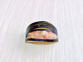 取一段茄子，再茄子片中间塞入肉馅，每片茄子中间都塞满就可以。