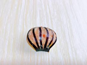 塞好后，再把上面的肉糜用手轻轻按平整一些。