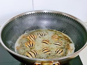 锅中加入食用油，待油温6成热时加入裹好面粉的茄子，首先肉糜朝下放，大约2分钟左右，再翻面。(全程小火)