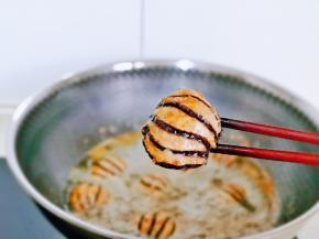 小火慢炸，炸熟夹出放在油纸上淋油。