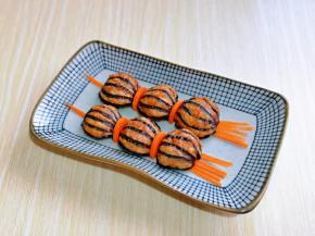 摆盘，一个茄子，一片胡萝卜片，这样依次做完，胡萝卜切丝，装饰拎手和嘘嘘头就可以啦！