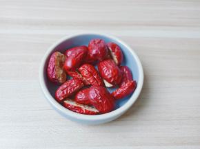 红枣清洗干净对半剪开。