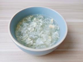 银耳多清洗几遍，把银耳捏碎点，加温水泡发《捏碎后的银耳炖出的胶质特别赞》