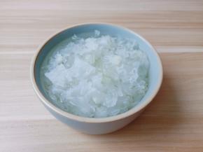 泡发好的银耳膨胀力满满的。