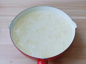 锅里直接倒入泡好的银耳。